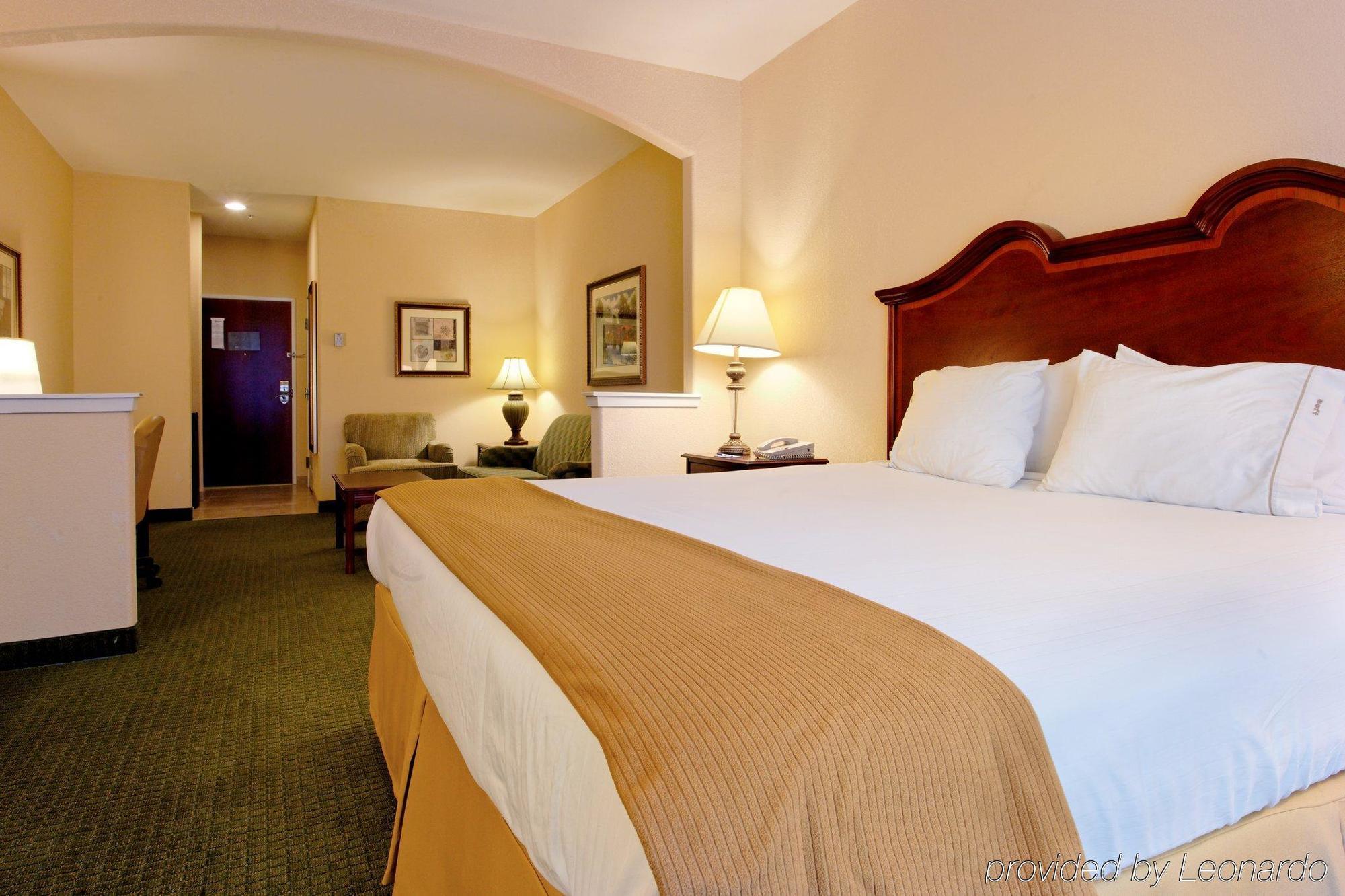 Holiday Inn Express & Suites San Antonio South Eksteriør billede