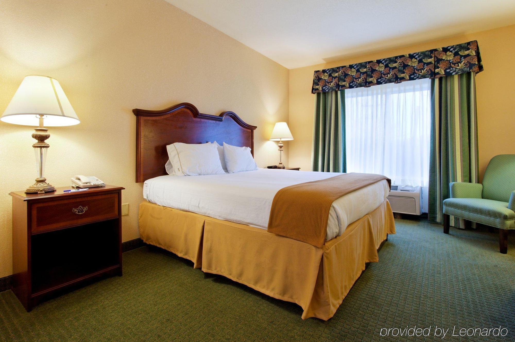 Holiday Inn Express & Suites San Antonio South Eksteriør billede
