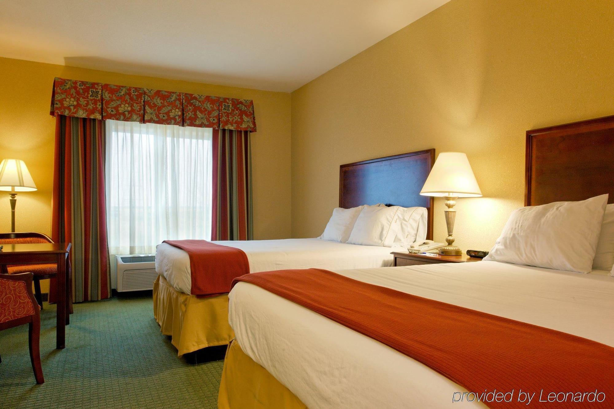 Holiday Inn Express & Suites San Antonio South Eksteriør billede